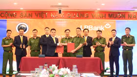 Giám đốc Trung tâm RAR, Thiếu tá Trần,Duy Hiển (bên phải) và Phó Chủ tịch HĐQT kiêm Tổng giám đốc LPBank Hồ Nam Tiến (bên trái) cùng lãnh đạo hai bên thực hiện ký kết thoả thuận hợp tác