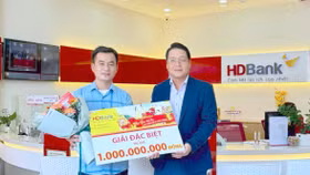 Khách hàng Dương Hoàng Dinh (phòng giao dịch Nhơn Trạch) vô cùng bất ngờ khi biết tin mình trở thành tỷ phú. Anh phấn khởi đến nhận Giải Đặc biệt là sổ tiết kiệm 1 tỷ đồng tại phòng giao dịch HDBank