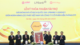 Đại diện LPBank, ông Hoàng Văn Phúc, Phó Tổng Giám đốc và đại diện FPT Telecom, ông Nguyễn Hoàng Linh, Tổng Giám đốc thực hiện ký kết dưới sự chứng kiến của đại diện Lãnh đạo Cục Thể dục Thể thao, Liên đoàn Bóng đá Việt Nam, LPBank, FPT và VPF