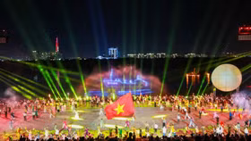 Đêm khai mạc ấn tượng của Lễ hội Sông nước TP.HCM lần 2 năm 2024