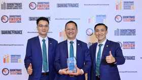 Đại diện BIDV nhận Giải thưởng Ngân hàng phục vụ khách hàng FDI tốt nhất Việt Nam năm 2024