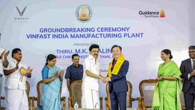 Thủ hiến bang Tamil Nadu, ông M.K. Stalin, Tổng Giám đốc VinFast Ấn Độ, ông Phạm Sanh Châu và các quan chức bang Tamil Nadu thực hiện lễ động thổ nhà máy VinFast