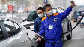 Giá xăng giảm mạnh lần thứ 2 liên tiếp