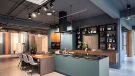 Không gian bếp kết hợp nhiều màu gỗ laminate đơn sắc tại showroom An Cường