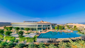 Wyndham Grand KN Paradise Cam Ranh tọa lạc trong Khu phức hợp nghỉ dưỡng giải trí KN Paradise, Bãi Dài, chỉ mất 5 phút lái xe từ Sân bay Quốc tế Cam Ranh