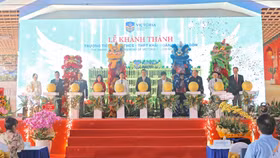 Các đại biểu thực hiện nghi thức khánh thành Trường Tiểu học - THCS - THPT Khải Hoàn - Nam Sài Gòn (Victoria School)