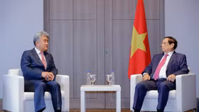 Thủ tướng tiếp ông Jung Won ju, Chủ tịch Tập đoàn Daewoo E&C, kiêm Chủ tịch Hiệp hội Xây dựng Nhà ở Hàn Quốc - Ảnh: VGP/Nhật Bắc