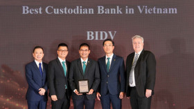 Đại diện BIDV nhận giải thưởng“Best Custodian Bank in Vietnam 2024”