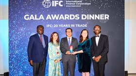 Ông Trần Hoài Nam, Phó Tổng giám đốc HDBank đại diện nhận giải thưởng Vietnam - Outstanding Issuing Bank - Dynamic Growth tại Hội nghị đối tác toàn cầu 2024 do IFC tổ chức tại Barcelona, Tây Ban Nha