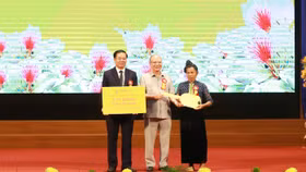 Ông Nguyễn Tất Thắng, Chủ tịch HĐQT Tập đoàn T&T Group (giữa) trao tặng tỉnh Điện Biên 5 tỷ đồng (100 căn nhà) và trao chìa khoá tượng trưng cho gia đình được hỗ trợ làm nhà