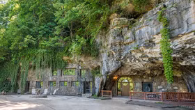 Hang động dùng làm nơi trú ẩn chống bụi phóng xạ bỗng trở thành "ngôi nhà triệu đô"