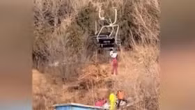 Giải cứu cô gái lơ lửng dưới cáp treo tại khu nghỉ dưỡng trượt tuyết