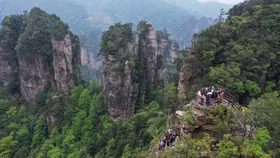 Cơn đau đầu mới của Trung Quốc: Đón quá ít khách du lịch nước ngoài