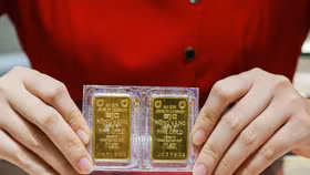 Giá vàng nhích nhẹ, lại áp sát mốc 70 triệu đồng