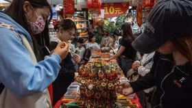 Cơn đau đầu của chính phủ Trung Quốc khi người dân chi tiêu chắt bóp... từng đồng