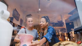 Vì sao người Mỹ vẫn mạnh tay chi tiêu?