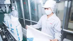 Một nhà máy trong nước đang sản xuất mía đường