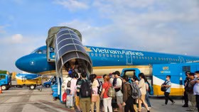 Các cảng hàng không Nà Sản, Vinh, Liên Khương, Thọ Xuân, Chu Lai được Bộ Giao thông vận tải định hướng xã hội hóa đầu tư nâng cấp.