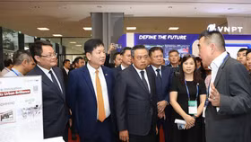 Chủ tịch UBND thành phố Hà Nội Trần Sỹ Thanh và các đại biểu tham quan các gian trưng bày tại sự kiện