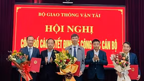 Bộ trưởng Nguyễn Văn Thắng, Thứ trưởng Nguyễn Duy Lâm trao Quyết định và tặng hoa chúc mừng các cán bộ mới được bổ nhiệm, bổ nhiệm lại