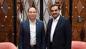 Ông Phạm Nhật Vượng và tỷ phú Gautam Adani tại trụ sở Tập đoàn Adani ở Ấn Độ 