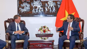 Thủ tướng Phạm Minh Chính tiếp ông Tim Hughes, Phó Chủ tịch Cấp cao phụ trách Quan hệ Chính phủ và Kinh doanh toàn cầu của Tập đoàn SpaceX.