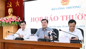 Thứ trưởng Bộ Công Thương Nguyễn Sinh Nhật Tân chủ trì họp báo
