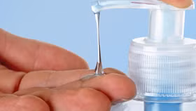 1 lô sữa tắm vừa bị thu hồi do vi phạm về chỉ tiêu giới hạn vi sinh vật (Ảnh minh họa)