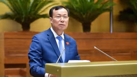 Ủy viên Ủy ban Thường vụ Quốc hội, Chủ nhiệm Ủy ban Quốc phòng và An ninh của Quốc hội Lê Tấn Tới báo cáo giải trình tại buổi họp