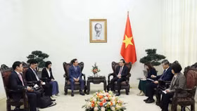 Phó Thủ tướng Trần Lưu Quang tiếp đón Tổng Giám đốc Tổ hợp Samsung Việt Nam Choi Joo Ho 