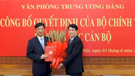 Đại tướng Lương Cường, Ủy viên Bộ Chính trị, Thường trực Ban Bí thư trao quyết định điều động, phân công cho Thượng tướng Nguyễn Duy Ngọc