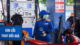 Giá xăng RON95-III giảm nhỏ giọt 15 đồng/lít