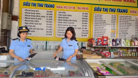 Lực lượng quản lý thị trường tỉnh Quảng Ninh kiểm tra địa điểm kinh doanh tại chợ Mạo Khê, thị xã Đông Triều