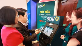 Phó Thống đốc NHNN Phạm Tiến Dũng trải nghiệm dịch vụ VietQRCash tại gian hàng BIDV