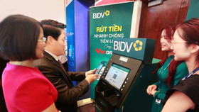 Phó Thống đốc NHNN Phạm Tiến Dũng trải nghiệm dịch vụ VietQRCash tại gian hàng BIDV