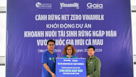 Ông Lê Hoàng Minh (bên trái) đại diện Vinamilk và bà Đỗ Thị Thanh Huyền đại diện Gaia trao tượng trưng bảng 25ha rừng ngập mặn thuộc dự án “Cánh rừng Net Zero Vinamilk” cho đại diện Vườn Quốc gia Mũi Cà Mau