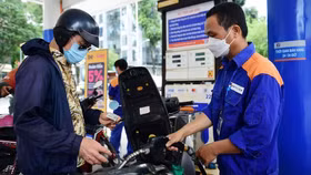 Giá xăng đồng loạt giảm sau 4 lần tăng