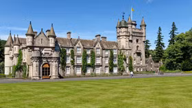 Vua Charles III lần đầu tiên mở cửa cho phép tham quan Lâu đài Balmoral