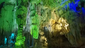 Có rất nhiều lý do đã khiến hang Vũng Đục trở thành địa điểm du lịch lý tưởng