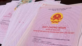 Nên ghi tên vợ hay chồng trên sổ đỏ để bảo vệ tài sản chung theo Luật mới? 