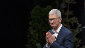 Thu nhập CEO Apple Tim Cook giảm mạnh