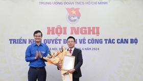 Anh Bùi Quang Huy, Ủy viên dự khuyết Ban chấp hành Trung ương Đảng, Bí thư thứ nhất Trung ương Đoàn trao Quyết định bổ nhiệm nhà báo Phùng Công Sưởng làm Tổng Biên tập Báo Tiền Phong