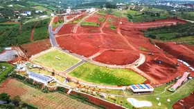 Điểm kinh doanh dịch vụ giải trí có thu vé không phép đang được hình thành trên khu đất của một “dự án” đất nền trái phép ở Lâm Đồng