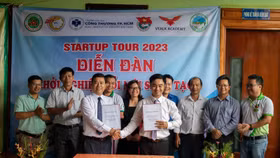 Thay mặt Trung tâm XTĐT,TM&DL tỉnh Bình Phước, ông Trần Quốc Duy - Giám đốc Trung tâm (cà vạt tím) đã ký kết thỏa thuận hợp tác với Trường Đại học Công Thương TP.HCM.