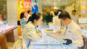 “Đỏ mắt” chờ sửa đổi Nghị định 24, vàng miếng SJC sắp hết thời "hoàng kim"?