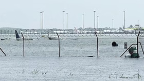 Lũ lụt ở Cairns, Australia: Sân bay đóng cửa, xuất hiện cá sấu trong lũ, người dân chịu... "bom" mưa