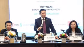 Bộ trưởng Bộ Tài chính trao đổi với nhà đầu tư tại Hội nghị