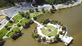 Nhà hàng Thuỷ Tạ nổi trên hồ Xuân Hương