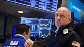 Phố Wall mất điểm, thị trường nghiền ngẫm các bình luận từ Fed