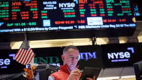 S&P 500 đóng cửa ở mức cao kỷ lục phiên thứ 2 liên tiếp, giá dầu tăng hơn 2%